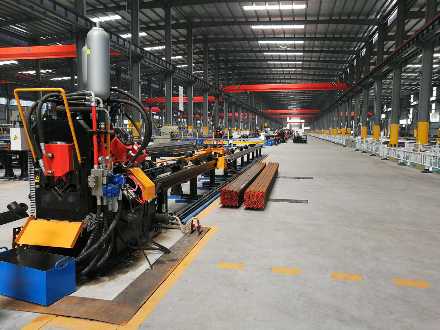 YJX-1010新型高速數(shù)控角鋼沖孔打字剪切生產(chǎn)線